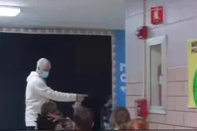 #美国一学区要求所有学校取消男女厕所 将在门口设置新的标牌，转为"全性别厕所"视频封面
