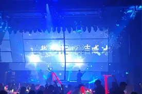 睁开眼睛我看不到你，闭上眼睛却全是你。和你听这首歌的人视频封面