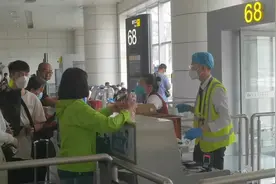 国航CA8224航班13：50延误到17：00，不给说法，只给一桶方便面视频封面