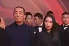 罕见！#张艺谋父女携手亮相上影节红毯，张末：最大的收获是感恩 #上海电影节#张艺谋视频封面