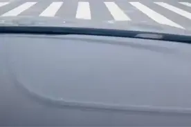 小姐姐太低调了，开宾利还骑电动车视频封面
