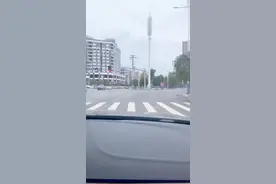 小姐姐太低调了，开宾利还骑电动车视频封面