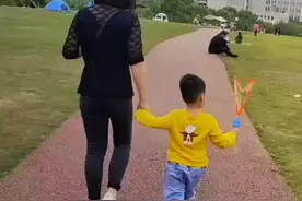 姥姥是个温柔慈祥的名字，我们三个人姓氏不同，三代人，三生姓，愿时光温柔，善待所有的姥姥。 #三代彼此最爱的人视频封面