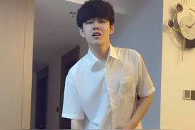 情侣之间最快乐的事大概就是看男朋友穿女装了哈哈哈！@小白🍊 #情侣日常 #小吉洗烘套装视频封面