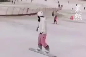 近日山东烟台。一女子滑雪被绊倒在男子怀中，网友：找到脱单的好办法了！视频封面