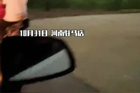 儿媳下班回家路上，偶遇婆婆坐在电动车后座搂着公公，随后叫了一声"妈"，被发现后公公的反应太可爱了#爱情视频封面