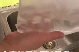 #膝关节置换术后冷敷，能起到消肿止痛的作用，可以在家里自制冷敷袋，可以用干毛巾包裹一下用@张弛医生视频封面