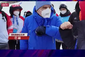 #国际奥委会主席巴赫给志愿者带的礼物是什么 北京卫视进入闭环的注册记者赖一锐偶遇国际奥委会主席巴赫，还喜提一个来自巴赫先生的心形奥运小徽章~#国际奥委会主席巴赫用中文拜年点赞北京冬奥会筹备工作 #北京向未来视频封面