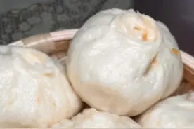 今天婆婆包了包菜肉丁蒸包，皮薄馅大，不塌陷，不回缩。一口气吃了三个，真的是超级好吃😋#跟抖音学做菜 #好吃不胖健康餐 #做点夜宵吃吃视频封面