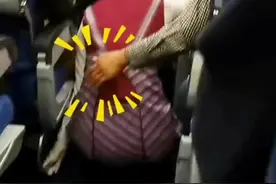 飞机遇强气流上下抖动，空姐蹲下避险，一乘客举动让人泪目视频封面