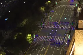 带着红蓝闪烁警灯的摩托车组成“70”驶过上海外滩视频封面