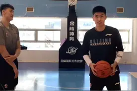 大范@范子铭 和小范的“投壶”挑战！#投壶挑战 最后谁赢了？🤔#北京首钢视频封面
