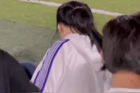 一岁萌娃和小姐姐斗舞，爸爸:做了我一辈子不敢做的事视频封面
