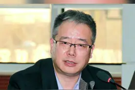 全国政协委员许进建议取消英语在中小学的主科地位，不再将英语（或外语）设为高考必考的科目。视频封面