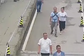 暖心一幕！小女孩向民警敬礼，民警立即回礼！视频封面