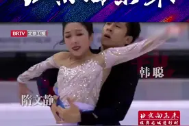 “葱桶组合”@Guile隋文静与@花样滑冰韩聪刚在一起组合参加比赛时可谓是无往不利，然而运动员的生涯注定不会是一帆风顺的，隋文静在训练中脚踝受到重伤不得不采取手术#隋文静右脚软骨全部摘除 但是他们用相互间的鼓励和坚持，再次站上赛场，证明了自己。在北京卫视大型新闻直播节目#北京向未来 一起向这些超越自我坚持热爱的运动员们致敬！#冰雪最前线 #冰雪2022 视频封面