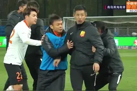 #中超 红黄牌尺度不一 裁判判罚争议不断 卓尔教练团队“砸场子”似曾相识 #dou来中超 #中超决战时刻视频封面