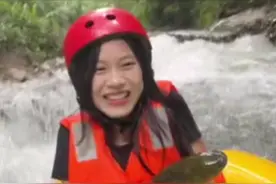 女子漂流途中“捡”了条大鱼，害怕归害怕，鱼抱的死死的视频封面