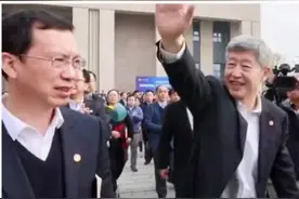 西安交通大学书记离任，全校师生含泪送别#张迈曾 #西安交通大学 #抖音小助手视频封面
