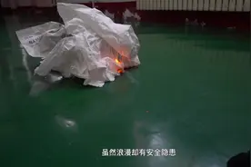 打火石粒当烟花放 虽然浪漫但有安全隐患#有趣的知识又增加了