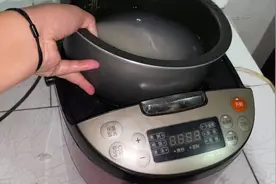 重庆姑娘远嫁江苏两年，每年都会来爸妈打工的出租屋住一两个月视频封面