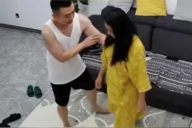 老公教老婆防身术，不料反被老婆一招撂倒，网友：这下尴尬了@阿童木木 视频封面