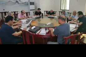 2021年9月18日，江汉马氏宗亲总会在仙桃市粮贸大酒店召开了2021年第二次常务会议。总会会长马世庭、常务副会长马汉昌、马德芳、副会长马名堤、马继华、马安济、马祖玉、马智光、马传仁、马许国到会参加了本次会议。视频封面