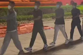 退役军人向天安门敬礼，执勤哨兵立刻回礼：如果再给我们一次机会，我们还会选择参军！视频封面
