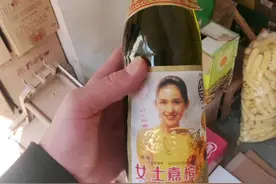 女士香槟，女士嘉宾，八十年代由青岛张景水研制，它是一种有一点水蜜桃味酒精味儿和汽水味儿混合的饮料，在那个物质匮乏的年代，一时间风靡全国#怀旧 #八零后 #七零后#夏日饮品 #8090经典怀旧视频封面