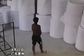 男子好奇用打火机点珍珠棉，燃烧瞬间试图用手扑灭！视频封面