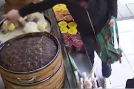 1月19日广东佛山一男子用手触碰过食物后不买，店员质问这怎么卖，男子：问你们自己.视频封面