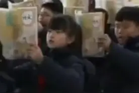 小学生餐前自觉排队背课文，老师：学校没有要求，是学生相互感染形成的视频封面