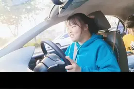 学员练车时微信收款提示音一直响个不停，我也不敢问也不敢说。怕一不小心学员把驾校买了成为我的老板就不好了。#驾校学车找我 #学车的那些事 #女司机练车记 视频封面
