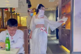 这位大哥有点调皮，居然也来摘我面纱🥲#全网最帅开瓶猫视频封面