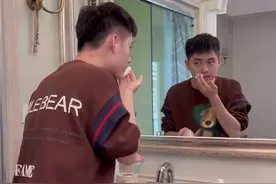 哈哈，刮胡子这种小事怎么能让你亲自动手，快快快，放开那个剃须刀，让我来！泡沫一打，小手一刮，瞬间大叔变鲜肉，一个字，帅啊😍视频封面