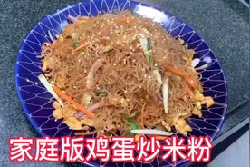 为什么炒米粉老是粘锅？学会这一招，干香够锅气，先收藏了视频封面