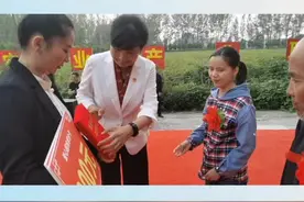 河南正阳熊寨镇岳伍村表彰脱贫户#刘艳丽#颁奖@抖音短视频 @DOU+小助手视频封面