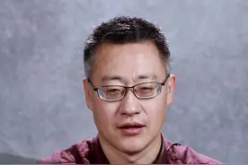 龙湖集团掌舵人、“铁娘子”吴亚军卸任董事长，第一代地产企业家群体悄然远去。#财经 #与财同行 #吴亚军 #中国女首富#龙湖地产视频封面