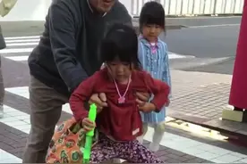 一人一龟一辈子，66老人和它的23岁宠物龟，这龟叫盆酱（ぼんちゃん），老人三谷久郎先生#去看更大的世界视频封面