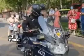 洛阳一考生上厕所时身份证被冲掉，特警仅用5分钟补办身份证明。#2022高考护航 #河南dou知道 视频封面