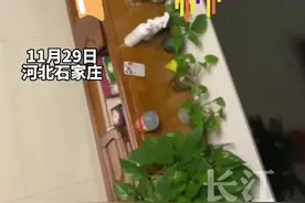 楼上领居家熊孩子扰民家长不理会，女子用音响扣天花板反击：一吵就放音乐，不吵就不放视频封面
