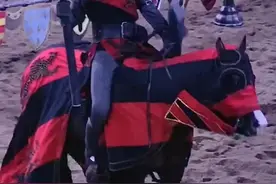 中世纪骑士的长矛决斗表演！视频封面