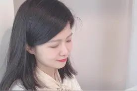 阳光正好的下午，读首海桑小诗给你听。记得哦～那些一脚踩空的日子，都是你生命里闪闪发亮的基石视频封面