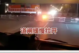 除夕夜消防车出警过铁道遇火车让行视频封面