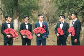 西装一穿，蝴蝶结一系，墨镜一戴🕶️，扇子一开，简直就是帅呆了，拍照也不用紧张了哈哈@DOU+小助手 @抖音短视频 #备婚好物分享#新郎伴郎道具墨镜视频封面