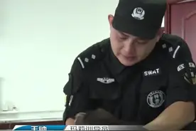 看哭了！功勋犬退役被领养，训导员含泪送别，退役犬却“赖”在身边不肯离开#退役犬 #功勋犬 #暖心瞬间 @DOU+小助手 视频封面