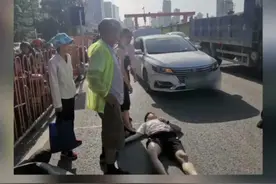 女护士偶遇小伙子倒地，做人工呼吸，救回一命视频封面
