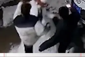 1月22日，河南新乡，俩少年故意在监控下踹坏雪人，被抓回后乖乖照原样重做#2小伙故意踹坏雪人被逮回重做 视频封面