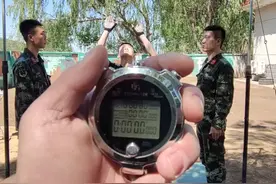 再破大队记录！下士曾毅1小时36分完成228个单杠卷身上（童志恒   许  磊   吴天昊）#突破极限 视频封面