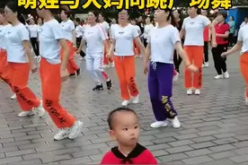 萌娃与大妈同跳广场舞，节奏感十足，毫无违和感！#萌娃 #跳舞视频封面